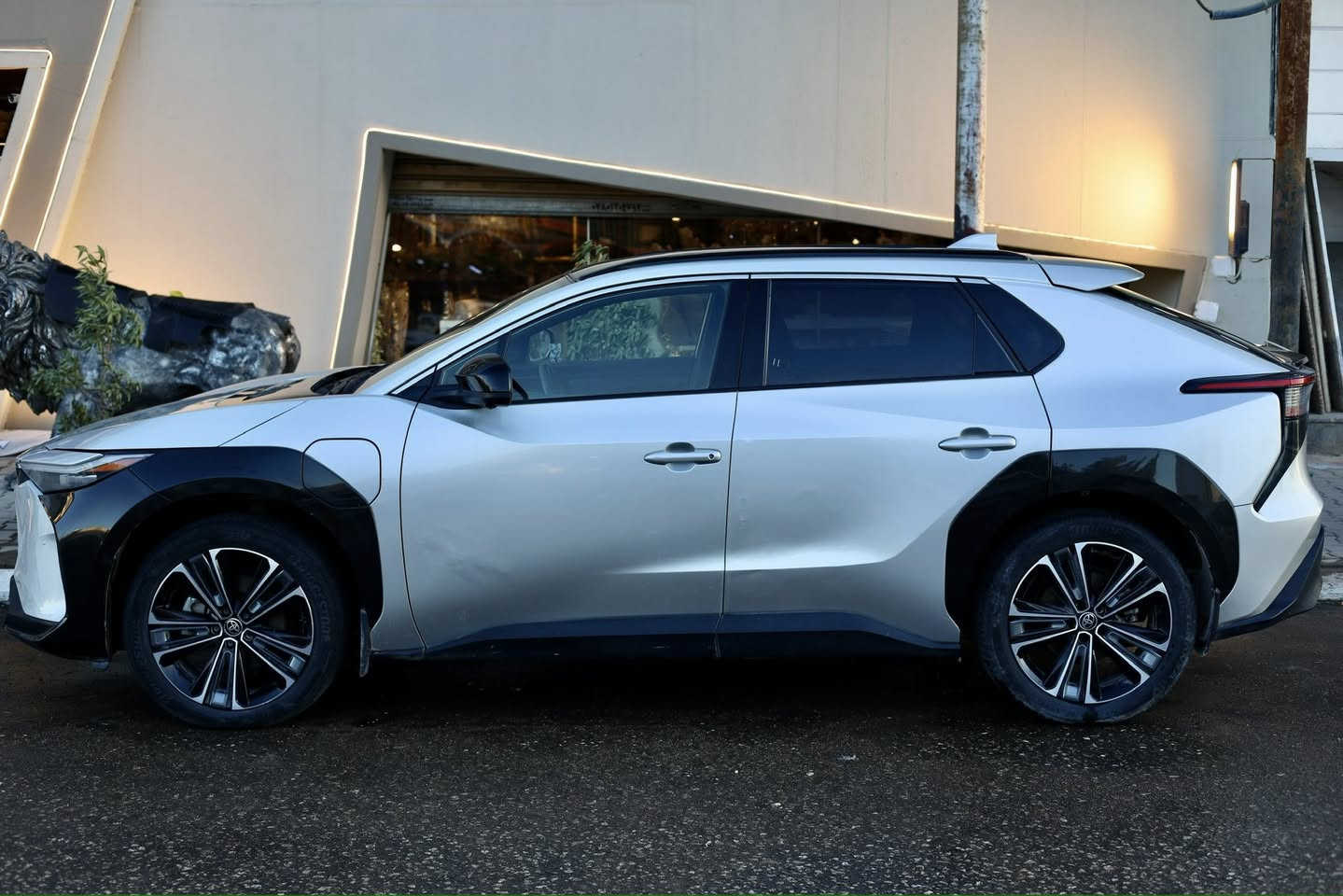 سلام عليكم ..
للبيع  BZ4X موديل 23 اعلى فئة LIMITED 

مدى القيادة:
• 222 ميل (357 كم) نسخة الـ AWD Limited. 

ماشية 75 الف كيلو

 • رادار ومثبت سرعة ذكي
 • نظام البقاء في المسار
 • نظام الكبح الأوتوماتيكي
 • نظام صوتي: JBL 

اعلى مواصفات بالـ bz4x
صبغ الجنطة وبارد باب السائق وشويه بطرف البنيد

السعر 155 
مستعجل على البيع وماكو هيج سعر

مكان السيارة النجف
***********
د.يعسوب الدين
