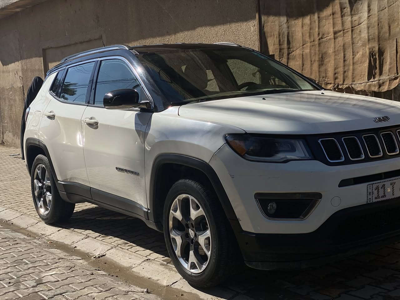 السلام عليكم جيب كومباس 2018 حادثهة جاملغ وبنيد  بيهة مقدمة الغد فقط بدون شواصي بيهة قطعه صبغ باب ووالسونار مرفوق والحادث ايضا السيارة كامله فول مواصفات ماعدا الفتحة مكينة 2:400 دووش رقم جديد باسمي 
مكان السياره بغداد  

السعر 115.    
الاستفسار / ***********
