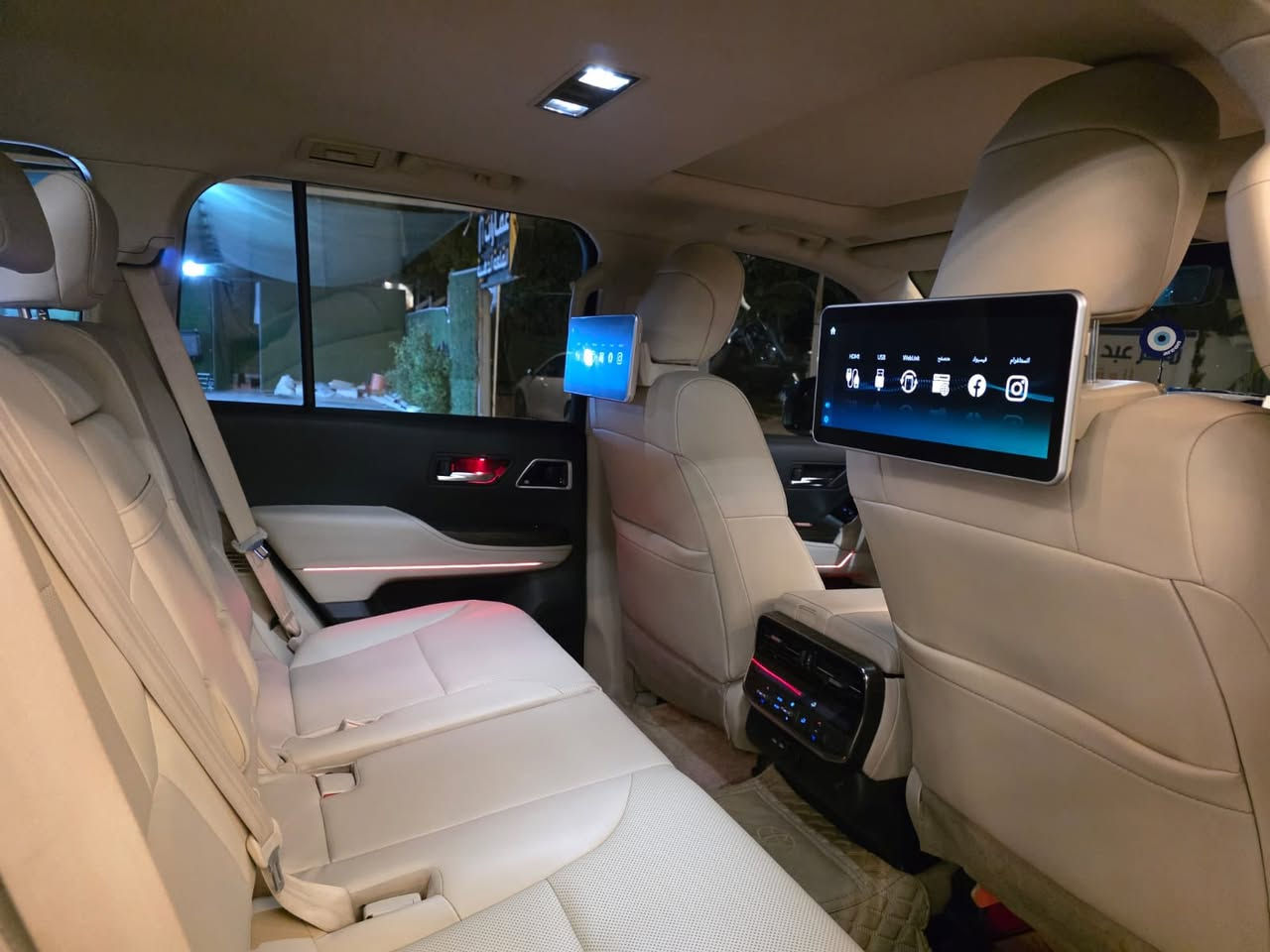 السلام عليكم للبيع لاندكروز  VX ابريم اصلي
ماشيه 70  الف كيلو. كفاله عامة ماعده الرصعتين بل باب خلف السائق موضح بل صوره  السعر 625 $ 
***********
