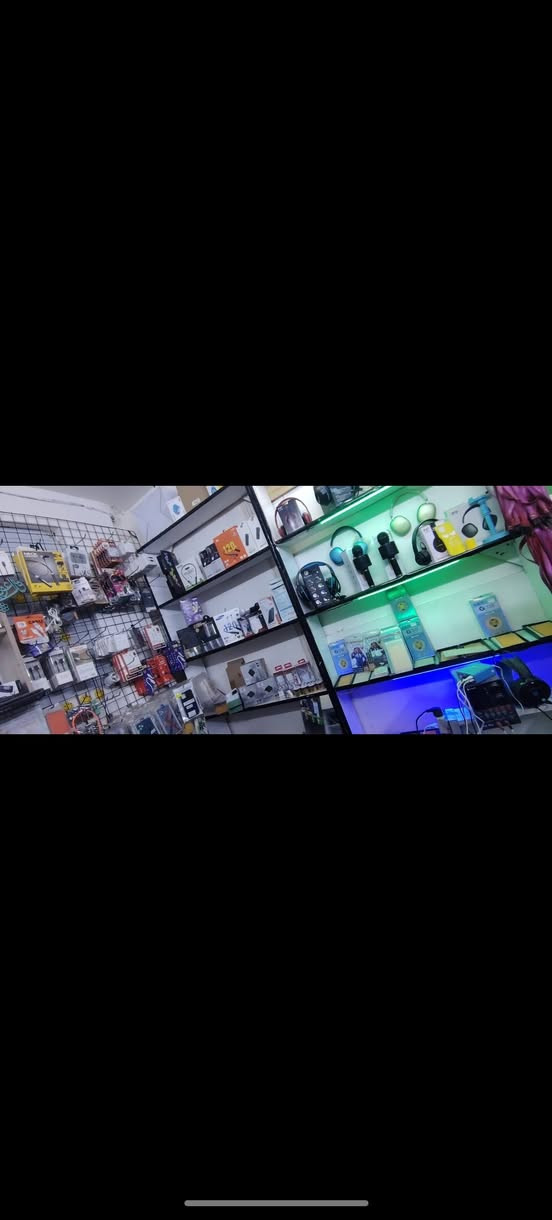 السلام عليكم محل موبايلات  للبيع
1-يحتوي على عده صيانه متكامله
2-ميز صيانه عدد 2
3-فاترينات عدد 3
4-جام خانه كزاز
5-باقي الامور الي مصورهن
المكان بغداد البلديات الصحفيين
شارع 15 شارع شوكت ما تجي مزدحم وشعبي
السعر 3 مليون وبي مجال
الشراي يتصل وبالخدمه
*********** بغداد, العراق
