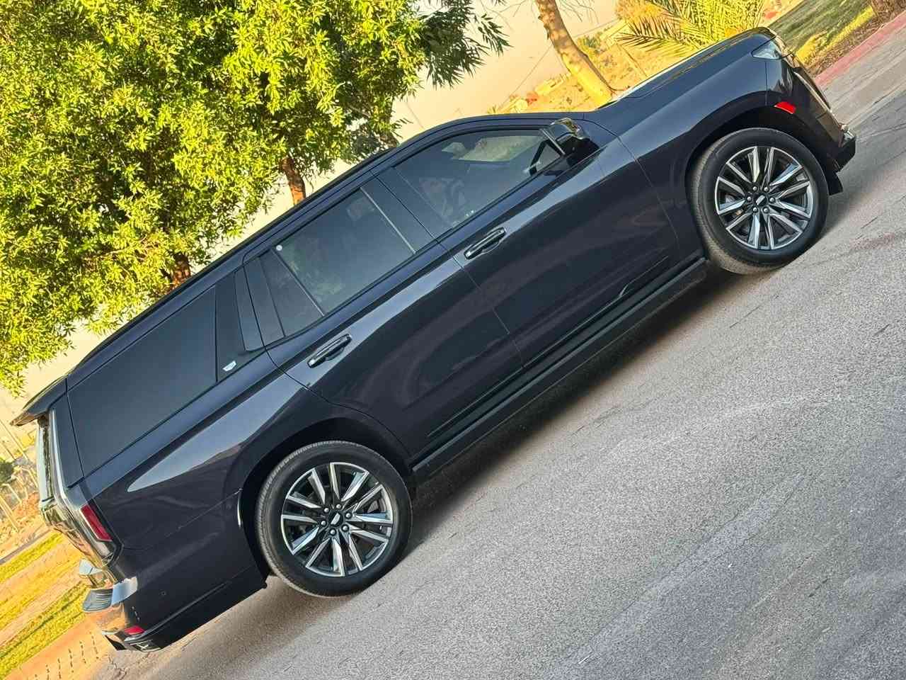 ***********
كاديلاك أسكاليد موديل 2023 
رقم شمالي تضليل بسنوية 
السيارة مكفولة من الصبغ والتعديل 
أسبريسو 
فول الفول موصفات 
36 سماعة 
لون اسود كذاب بليل اسود 
معروفة موصفاتة 
جكات تصعد تنزل 
شاشة متصلة 
كامرة امامية 
أبواب شفط 
دوسات كهرباء 
رادار امامي مانع تصادم 
رادار جانبي 
تبريد مركزي 
داتا شو 
كراسي Vip
كراسي حار بارد 
كراسي كهرباء
شاشات خلفية 
باب خلفي كهرباء 
ماشية 110 كيلو متر 
هواي بية موصفات بعد 
مكانة بغداد السيدية 
السعر مناسب اي استفسار رقمي فوك المشتري يتصل
