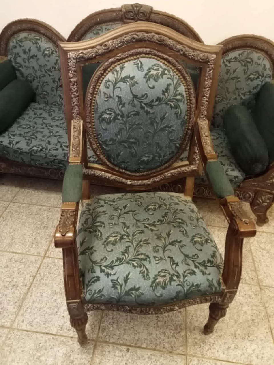 :
✨ للبيع تخم استقبال ملكي  ✨

🛋️ التخم يتكون من:
✔️ قنفه ثلاثية
✔️ قنفه ثنائية
✔️ كرسي مفرد4قطع
✔️ طاولة وسط كبيرة
✔️ طاولة جانبية 2

🔸 خشب متين محفور بتفاصيل فخمة.
🔸 قماش راقي بلون شذري مزخرف.
🔸 الطاولات زجاجية بتصميم أنيق.
🔸 نظيف 

📍الموقع: (الدوره شارع الصحه)
💰السعر: (التخم مع الطبلات 500وبي مجال ”)
📩 للاستفسار والمزيد من الصور يرجى مراسلتي على الخاص


**إذا كنت صاحب هذا الإعلان وتريد حذفه لأي سبب، رجاءا أرسل رسالة إلى الدعم الفني**