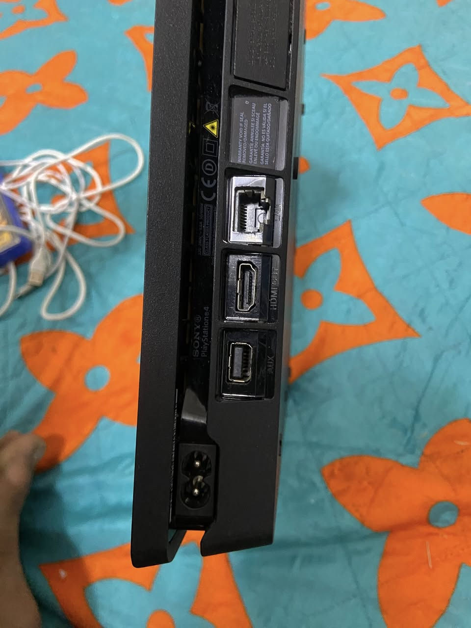 السلام عليكم 
بلي ٤ مهكر نظام ١٢.٠٠
جهاز نظيف مال بيت 
تلث جوستكات 
يوبي إس قدرة ٨٥٠
التواصل؛***********
