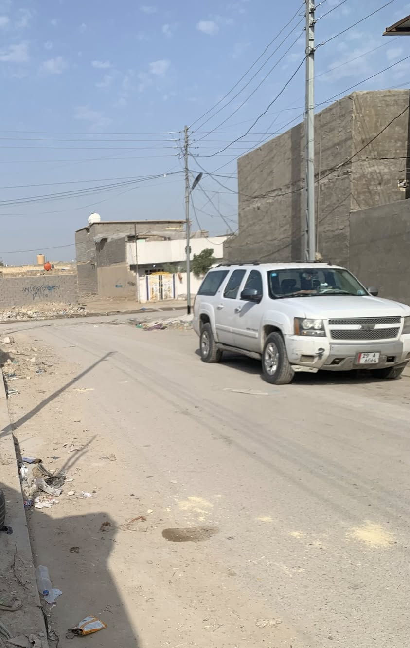 السلام عليكم بيت بحي الكوفه شارع المخازن ثاني بيت عشارع  مساحه 104 الوجه 8 ونزال 13 بي  ستقبال وغرفتين ومطبخ السعر 75 الشراي يجي يشوف ***********
