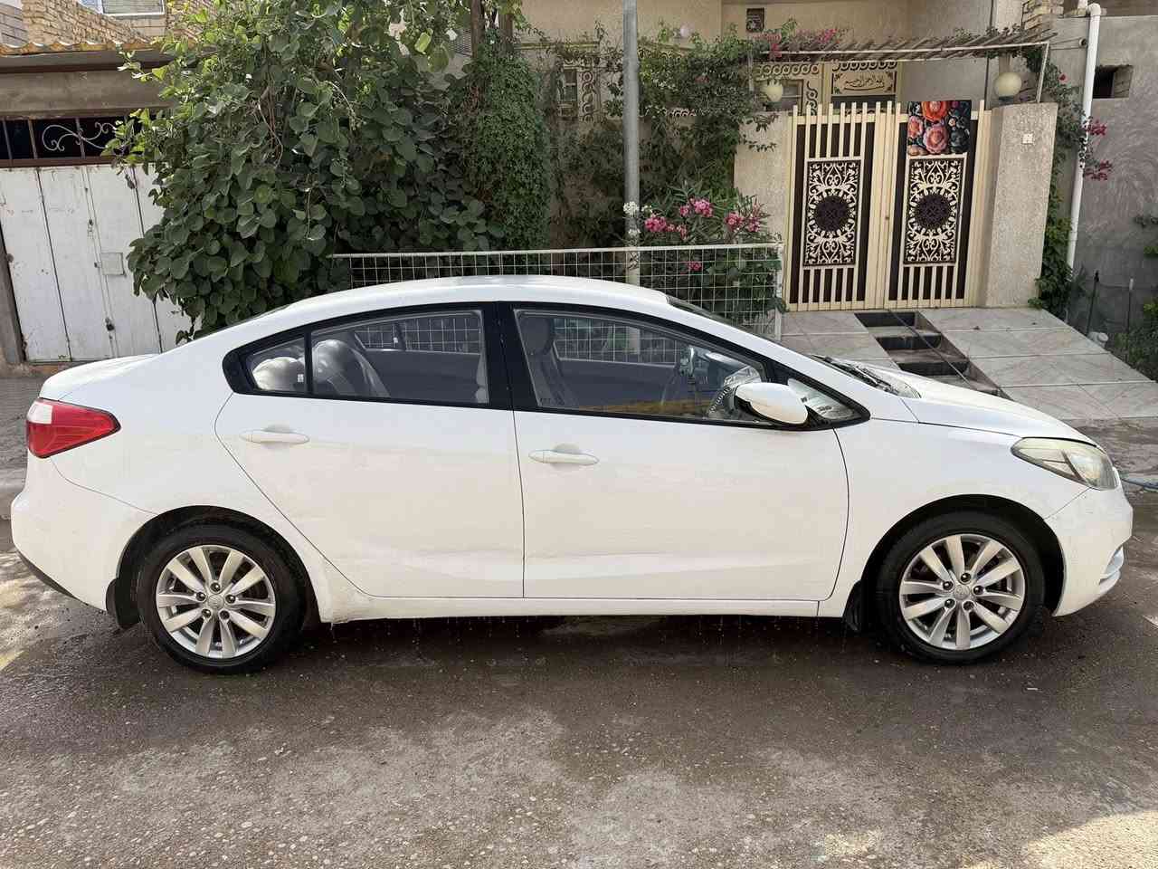 KIA/سيراتو لون أبيض
موديل / 2016 

Km/ 200.000 

خصوصي / بابل 

وارد/ خليجي بدون حادث 

حجم المحرك / 1.6 

4 / سلندر

بيه جاملغين صبغ خفيف فقط وتكحيلات بسيطه جدا

كهربائيات كامله / شاشه / تبريد شغال / تحكم ستيرن 

ملاحضه ( المحرك مفتوح والكير فقط اول مره تنفتح  ) 

الاستفسار التواصل ع الرقم ( *********** )

السعر / 115 ورقه وبيه مجال للشراي 

وترايك وين متريد
