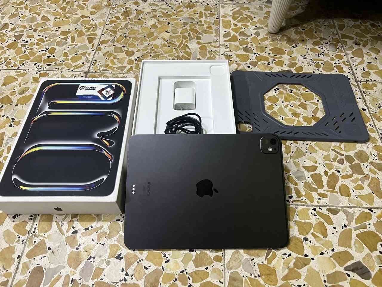 ايباد 11 برو m4
ذاكره 256 
البطاريه 94
عدد الدورات 178 
النظافه 100/100 شخط ما بي 
كامل اكسسوارات بطاريه + كفر ببجي هديه + الكارتونه 
للتواصل ***********   أو  مازنجر
