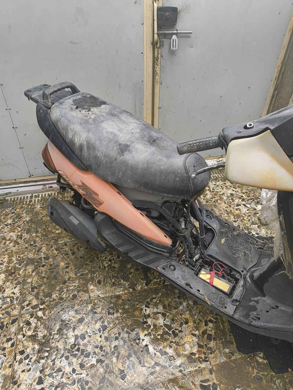 السلام عليكم دراجه فراشه للبيع الدراجه اني اشتريتها من 2015 اخذتها رمبه تركتها بل حديقه صار 3 سنوات للعلم الدراجه من تركتها جانت شغاله كلشي ما بيها هسه جيت اشغلها اسويجها ضايع جطلتها ما اشتغلت انته تاخذ مني كفاله المكينه والعشاير ول قانون
السعر 160 الف 
مكاني بغداد حي الاعلام 
***********
