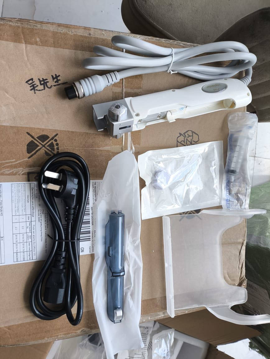 هذا هو جهاز زرع الخلايا (Cell Implanter) أو مسدس الميزوثيرابي، وهو جهاز تجميل غير جراحي يستخدم لترطيب الوجه وتحسينه. 
يستخدم تقنية الميزوثيرابي لتحسين الجلد وإزالة التجاعيد.
يتميز بأنه خالٍ من الإبر وغير غازي. للتواصل متوفر واتساب ***********
