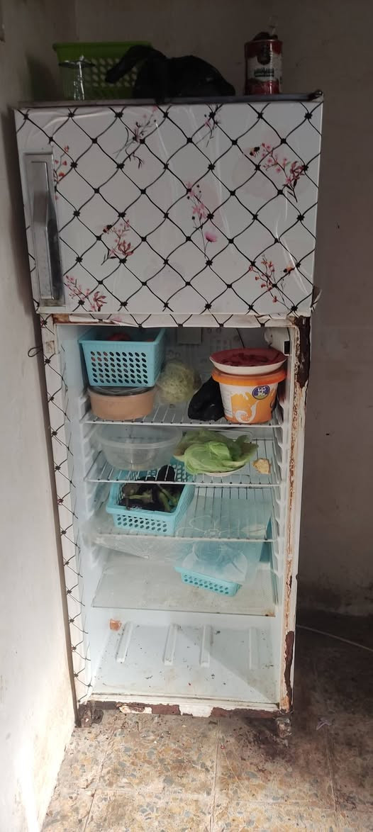 ثلاجه كريازي شغاله وتبرد بس الباب مكسور رايدها ب60 الف مستعجل عليها مكاني حي الأنصار وهذا رقمي *********** واتساب فقط
