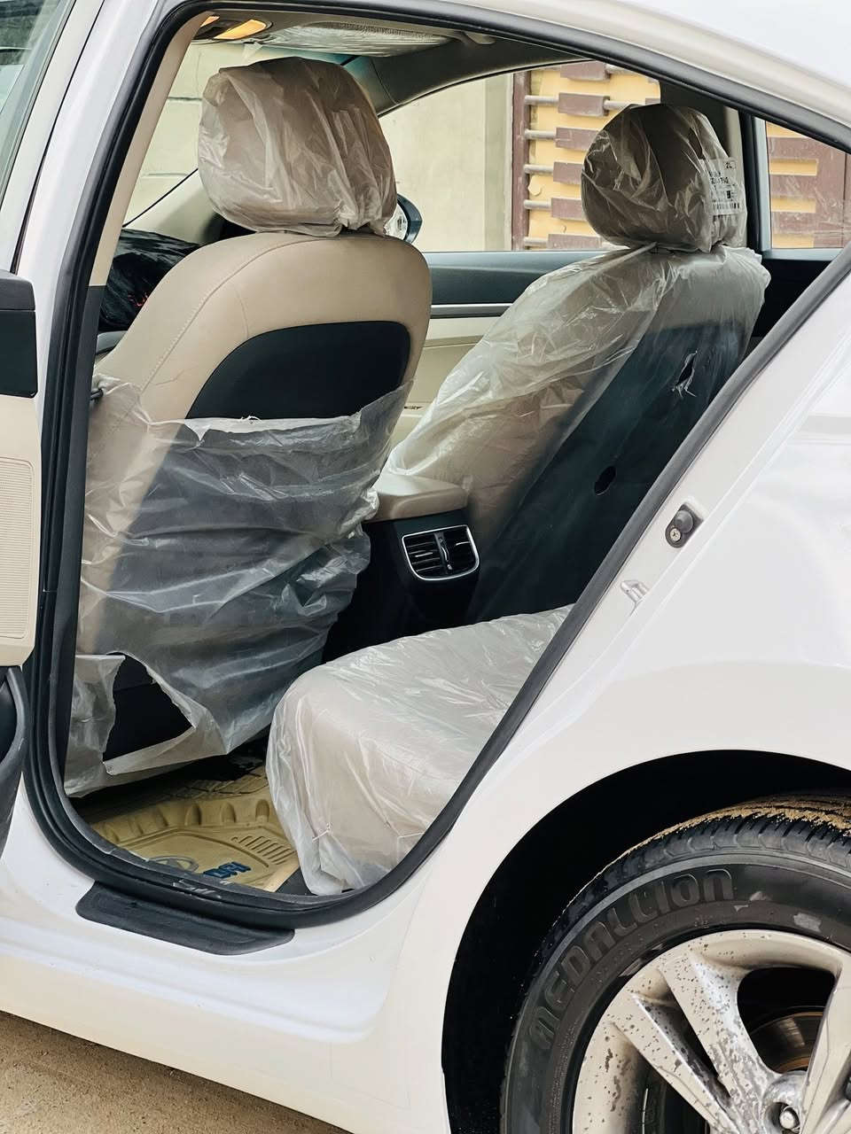 سلام عليكم النتره مديل 2017خليجي مكفوله موصفات فتحه تبريد قطعتين محرك 2000 بلادي لد امامي خلفي كامره ويل كب كروم شرط سيرها مانزل سياره جديده وباقي موصفات بعد بيها السعر 142 لاتصال ***********
