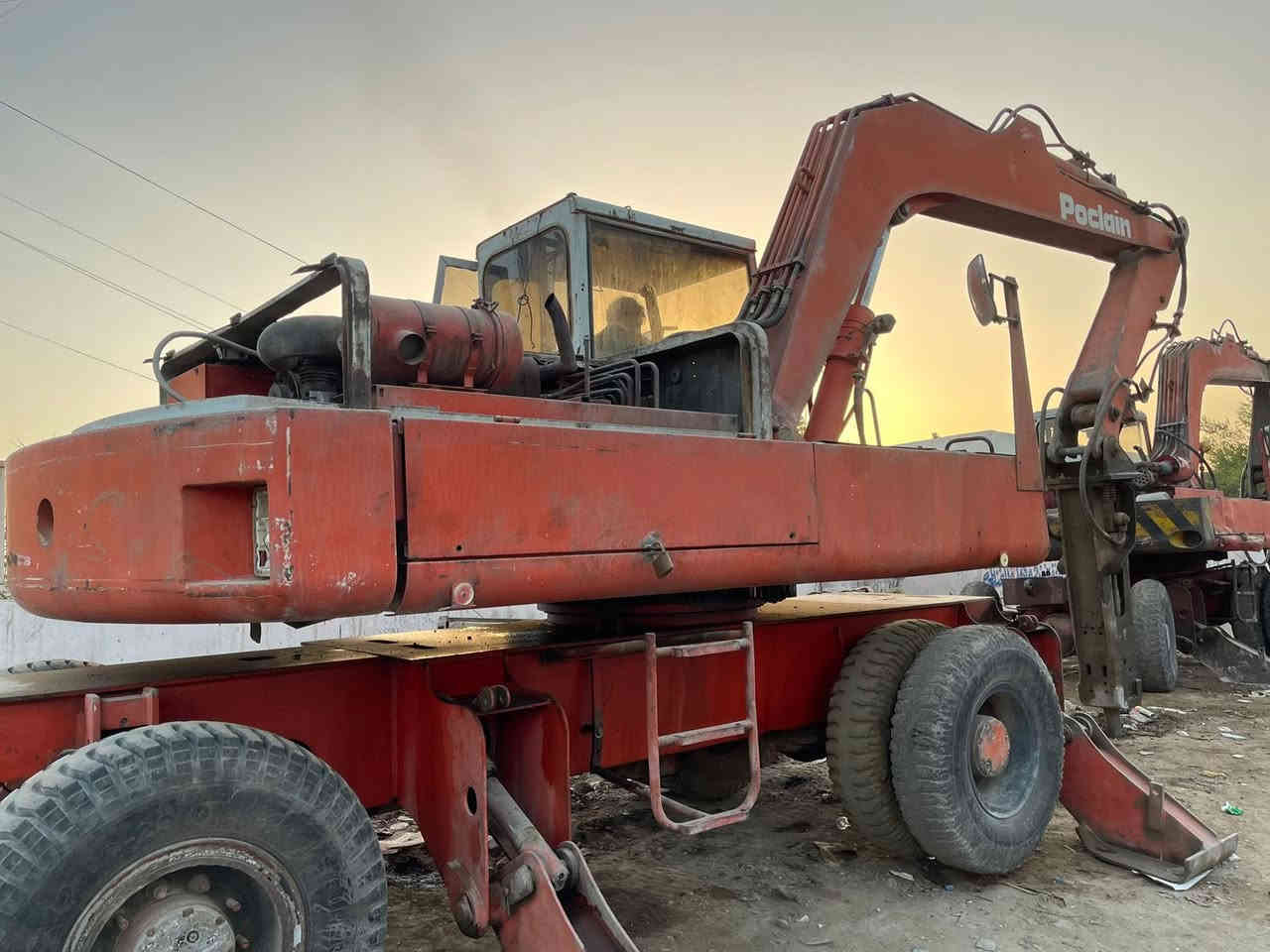 السلام عليكم
عندي حفاره بوكلاين للبيع 

موديل 1991
الحفاره شغاله كلشي مابيه 
ونضيفه 100/100
الحفاره جاهزه للشغل 
موجوده في محافظه بغداد 

السعر 100 ورقه يعني شده وبيها مجال للشراي 

لاستفسار *********** ابو امير
