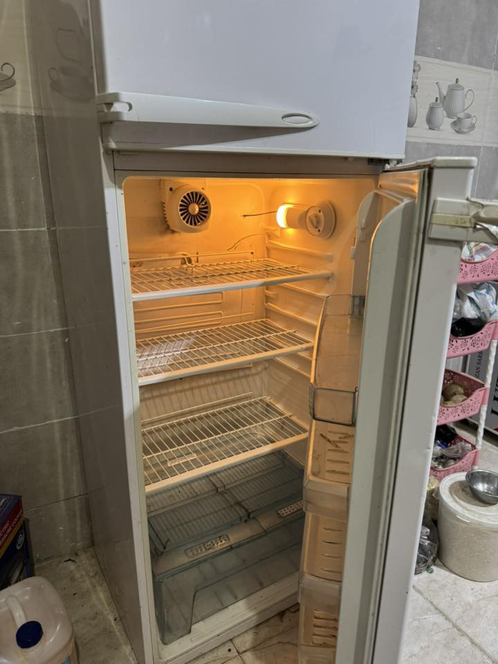 سلام عليكم هاي الثلاجة للبيع حجم كبير دبل بس الثلاجة قبل شهرين كامت ما تبرد ترستها غاز رجعت طبيعي وهسة همين ما تبرد مو تأخذها وتركعني شتايم للاستفسار اتصل ***********
