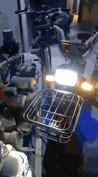 السلام عليكم ورحمة الله دراجه شحن للبيع مواصفاته دبل اشاره اربع سرع مثبت سرعه اناره عالي ناصي الدراجه حلوه السعر 225 مكاني بغداد الاعظميه الرقم ***********
