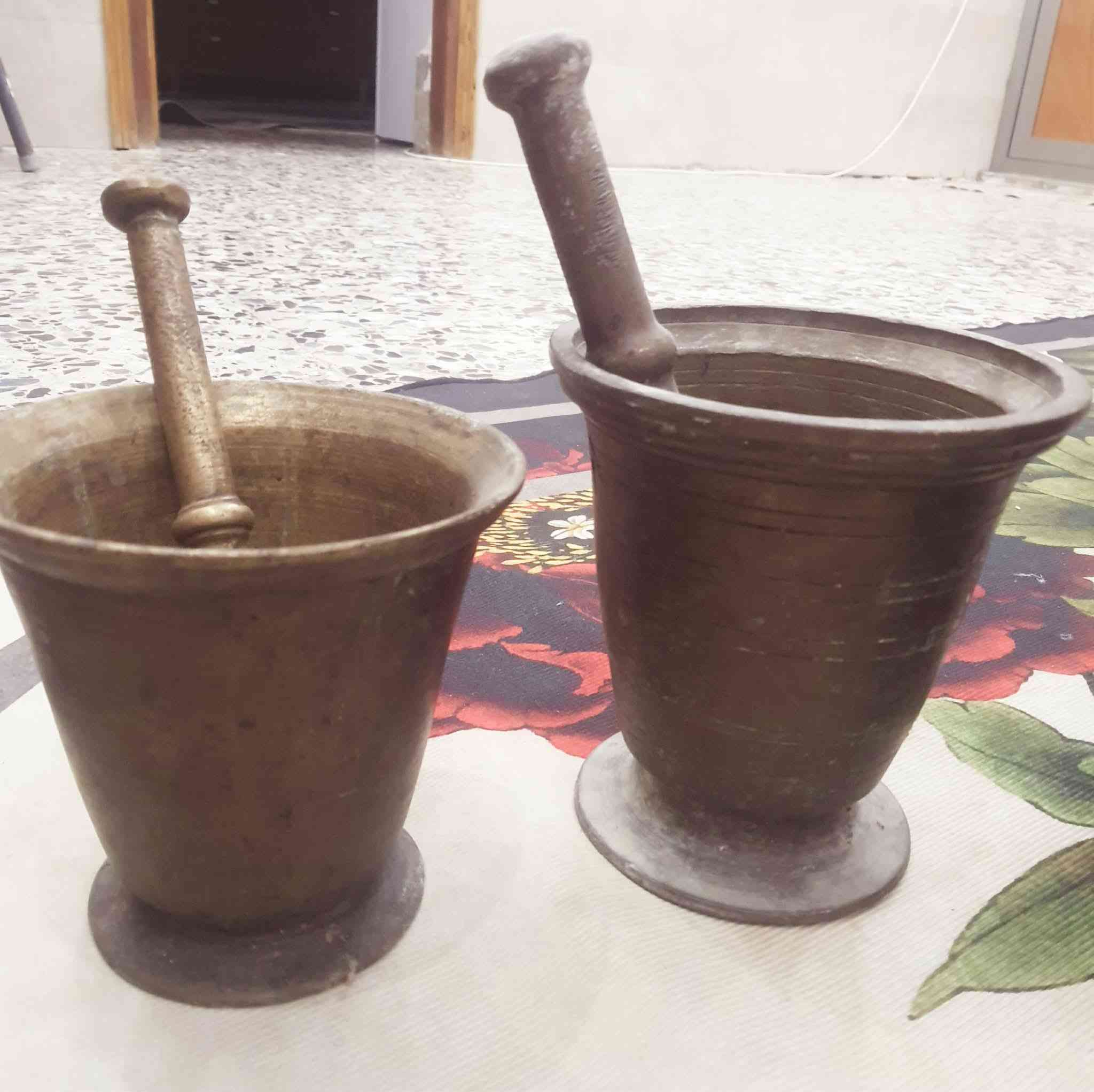 سلام عليكم ورحمه الله وبركاته هاونين الحجم  القياس ١٩بغدادي والثاني الحجم القياس ١٧يوجد توصيل رقم الهاتف التواصل ***********  ابو علي
