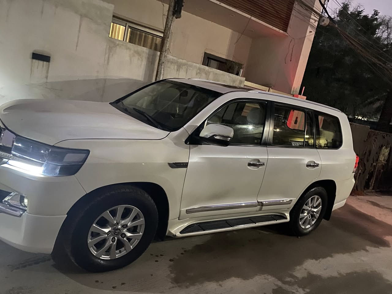 للبيع ٨سلندر موديل ٢٠١٣صبغ فقط التحديث مكان السيارة بغداد للتواصل على الرقم***********
