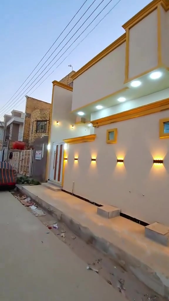 السلام عليكم بيتين طبك كل بيت مساحه 120 متر كل بيت معزول عن الثاني بناء حديث درجه اولئ  كل بيت غرفتين وصاله صحيات داخليه مطبخ ستقبال صحيات خارجه ساحه نفس الخارطه العنوان الاسكان الصناعي متوفر جميع الخدمات النزله الثانيه للاستفسار ***********

