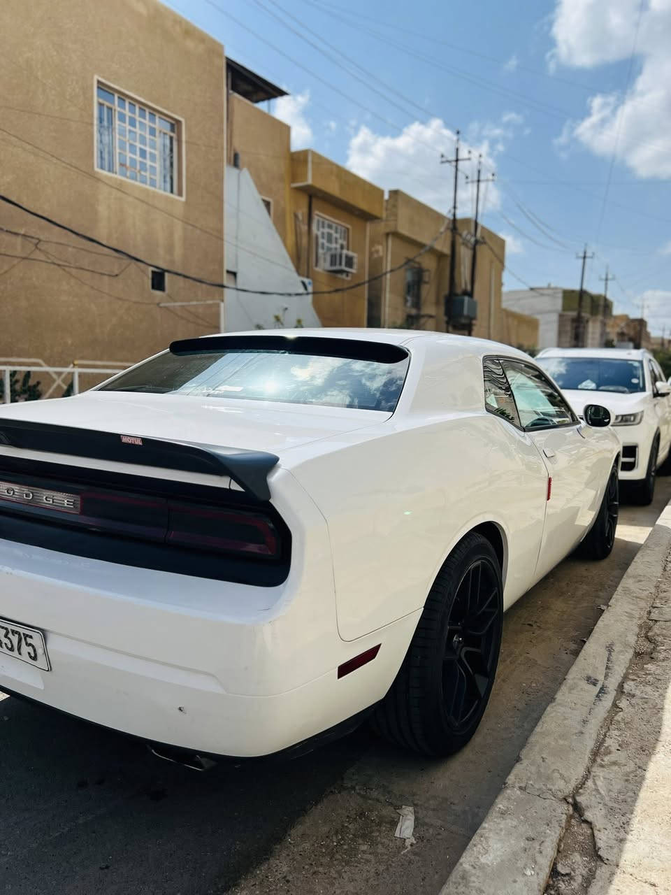 السلام عليكم دوج جالنجر موديل 2013
السيارة داخلة كلين بدون حادث مكفوله من الضربه والصبغ 
مكينه 3600 
كير جديد قبل شهرين بدلته 
تخم تاير جديد 
باتري جديد 
حداديه امامية خلفية جديده 
ارقام وسنويه وهزه جديده 
السياره ماتصرف عليها دينار 
السعر 128$ وبيها مجال بسيط 
***********
