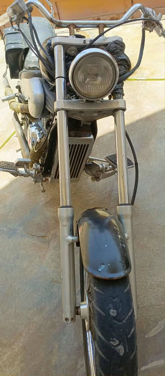 محرك وكير شغالات نكره بس تدري متروكه حاليا صار ٦ أشهر  يرادلهه ترتيب وصيانه الواتر بم هوه شغال  بس مكسوره  قاعدت البرغي  والباقي شغال ما بيهه شي وتحتاج صبغ وجماليه وجمبزه  وانطيك وياها  هدايا بعض الشغلات
رقم وسنويه باسمي  صلاح الدین  السعر ١٣ ورقه  *********** رقمي
