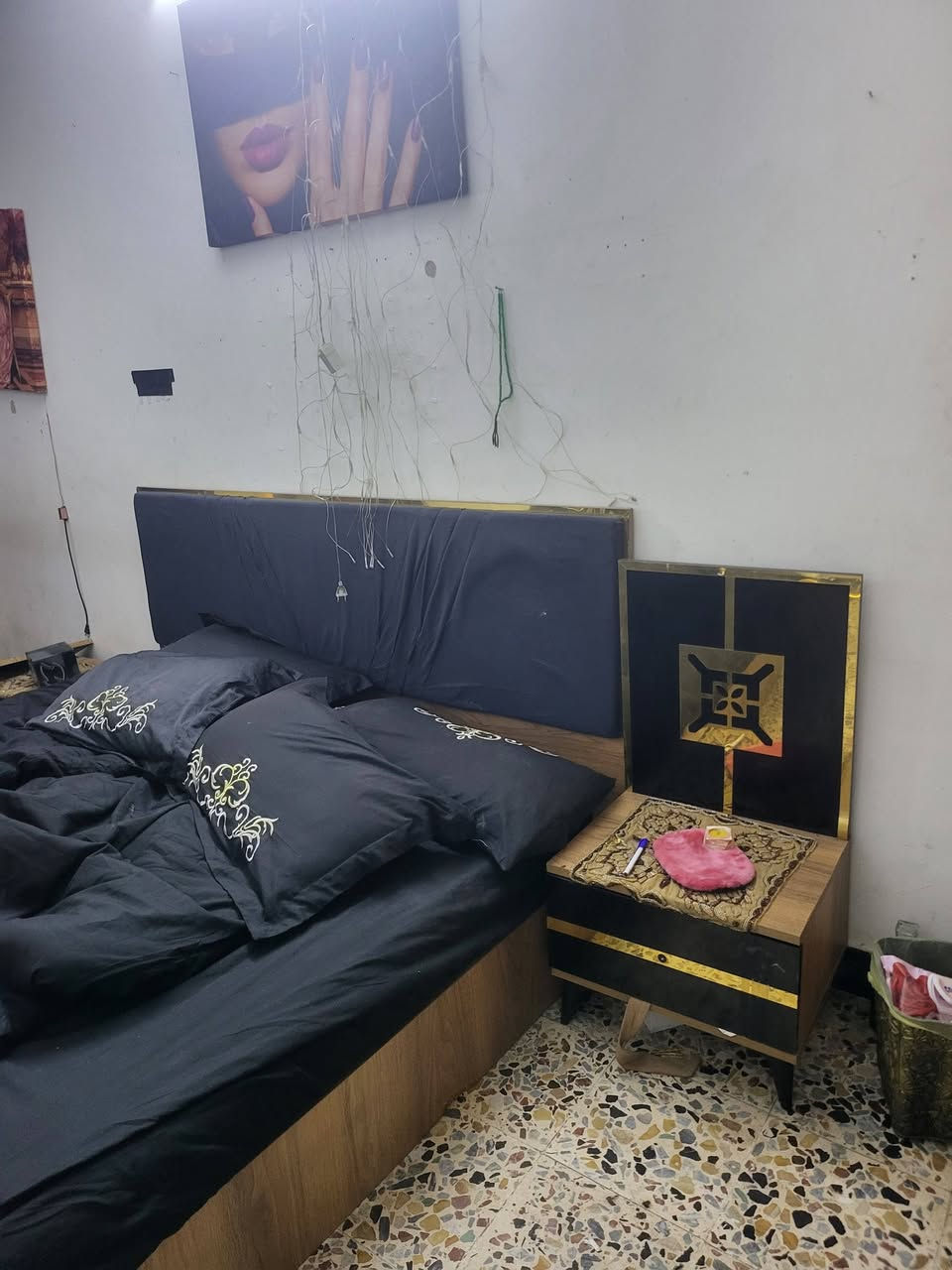 غراض شقة بلاش غرفة نوم تركيا ٥ قطع ب 175الف هية ودوشك 
سنك وملحق نضيف كلش ب 100 الف
غراض مطبخ قيم واخذ 
طباخ ٤ عين ب ٥٠ الف
بنكات ٢ جديدة جدا وحدة ب ٢٠ الف
عنوان تقاطع الموال شارع فلسطين 
***********
