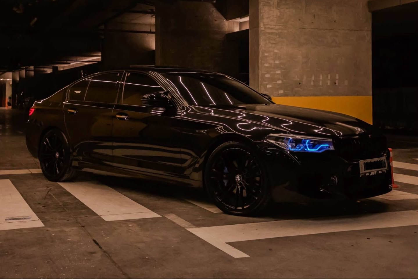 BMW 530i 2017 Bodykit M5
داتاشۆ - ٥ کامێرا ٣٦٠پلە - سلاید - ڕادار گەورە - ناو لید - ڕادار پێش و دوا -لایت لید و ٧٢ ڕەنگ ئەگۆڕێ -خەتی جادە - کوشن هیتەر و میمۆری و جلد - کامل بۆدی M5 - 
زۆر مواسەفاتی تر فوول فوولە ١/١
تەنها ١ پارچەی بۆیاخە بێ ناو بێ ئێرباگ بەشەرت
گێڕ و مەکینە بەشەر نەکراوەتەوە ١٢٠هەزار ڕۆشتوە .. 
*********** السليمانية, العراق
