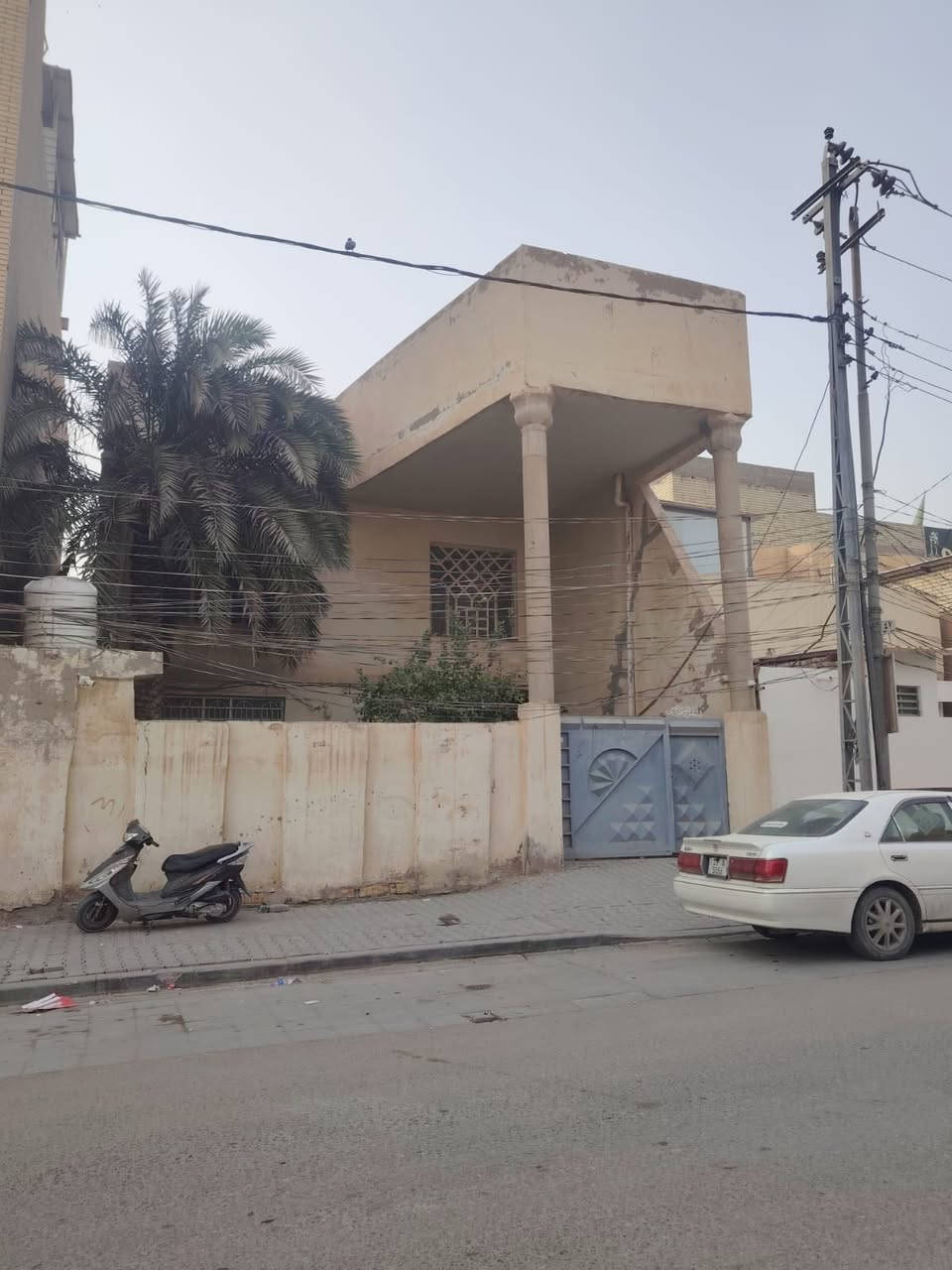 بيت طابقين المساحه 225 متر نصر بانزين خانه طريق الجنه طريق الزوار عمود 47 
يحتوي على 5 غرف نوم + صالتين + مطبخ +كلدور + ستقبال +حمام داخلي عدد 2+حمام خارجي +حديقه للستفسار اتصال بل ارقم ***********
***********
