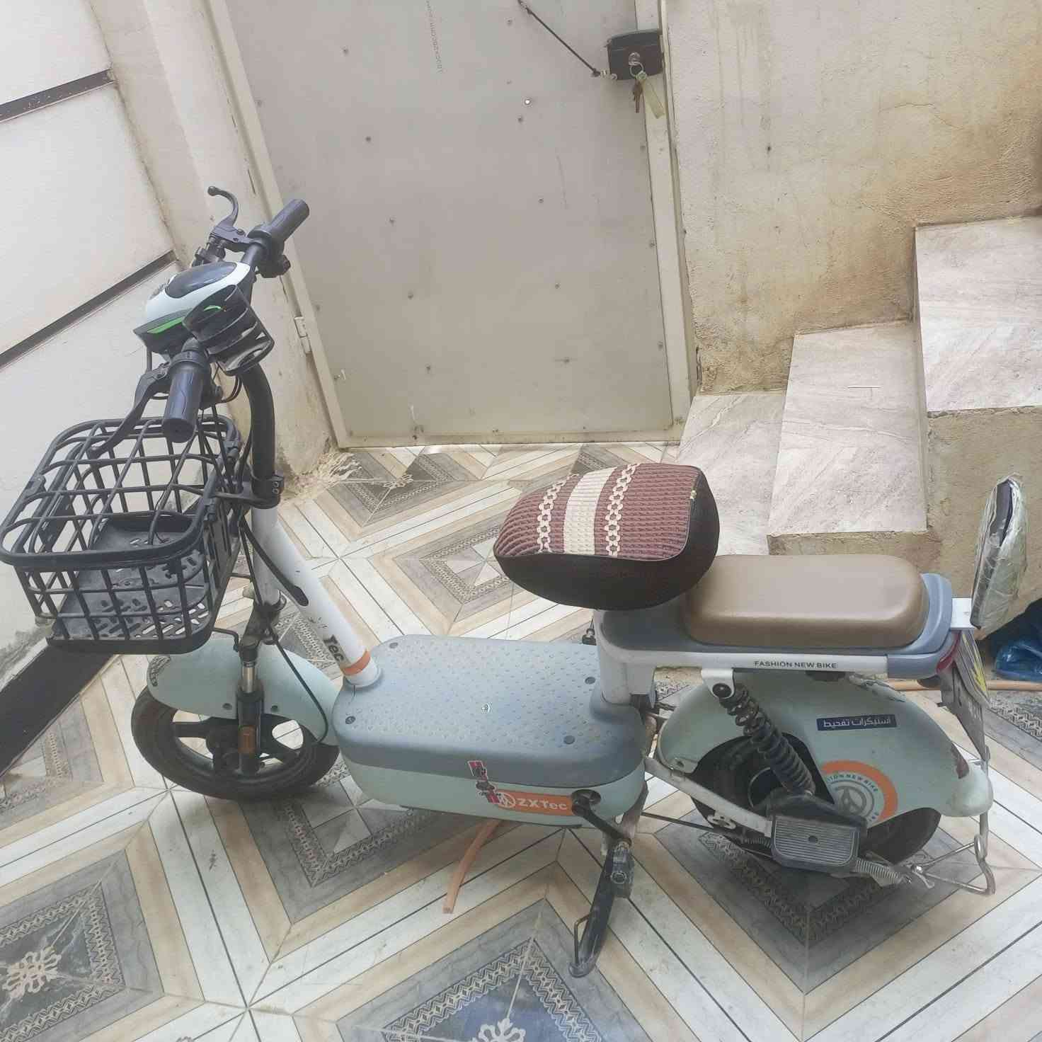 دراجة شجن فول نضافة 
حجم ١٤ ماشية قليل 
السعر ٢٥٠ وبيه مجال 
***********
