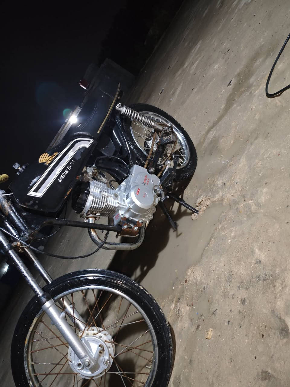 سلام عليكم دراجة للبيع في بصره زبير سعر 425او بيه مجال محرك جديد ما مفتوح الدراجة  كلك مكفوله من سرقه ول مو شراي لا يتعبني رقمي واتس اب او اتصال ***********
