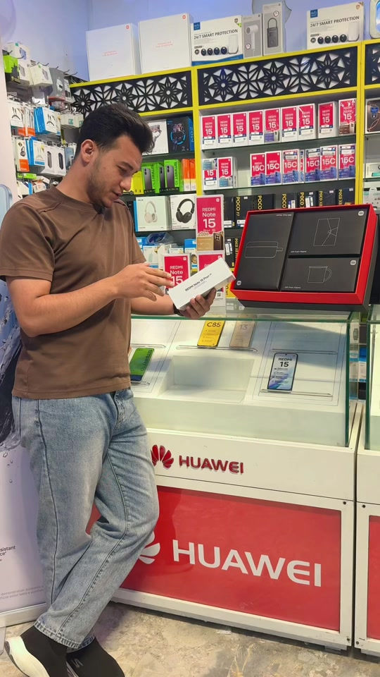 يتميز هاتف ريدمي نوت 15 برو بلس 5G (Redmi Note 15 Pro+ 5G)، وفقاً لمعلومات عام 2026، بتقديم مواصفات فئة عليا بأسعار متوسطة، أبرزها شاشة AMOLED بحجم 6.83 بوصة (120Hz/3200 nits)، معالج Snapdragon 7s Gen 4، كاميرا خلفية 200MP مع مثبت OIS، وبطارية ضخمة 6500mAh وشحن سريع 100W، ومقاومة فائقة للماء والغبار.


**إذا كنت صاحب هذا الإعلان وتريد حذفه لأي سبب، رجاءا أرسل رسالة إلى الدعم الفني**
