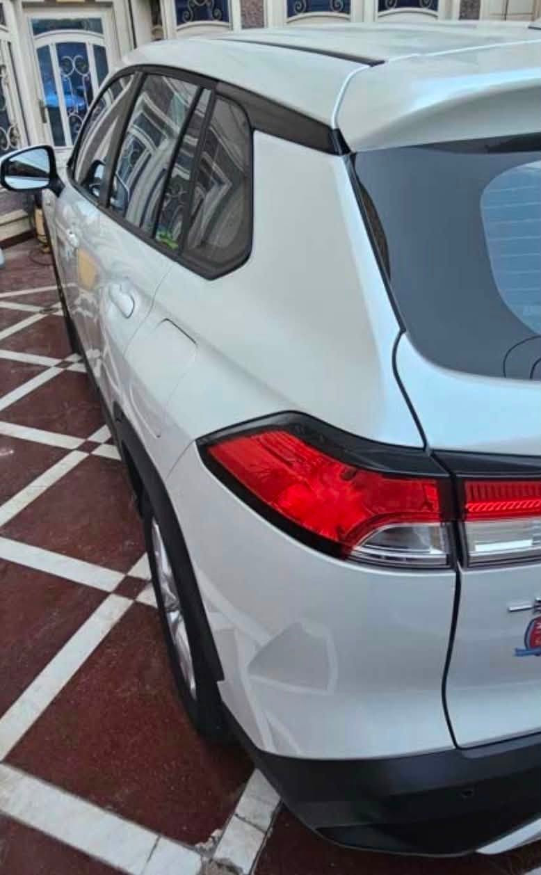 للبيع | Toyota Corolla Cross Hybrid 2024 – وارد الصين (أعلى فئة)
كورلا كروس هايبرد للبيع 
🚗 المواصفات:

 ● محرك هايبرد اقتصادي جدًا في استهلاك الوقود.
 ● تشغيل بصمة مع مفتاح ذكي (Smart Key).
 ● تشغيل زر (Push Start).
 ● فتحة سقف كهربائية.
 ● مقاعد جلد أصلية.
 ● مقعد السائق كهربائي.
 ● باب صندوق كهربائي.
 ● شاشة عدادات رقمية قياس 12.3 إنج.
 ● شاشة وسطية تعمل باللمس.
 ● كاميرا خلفية.
 ● حساسات أمامية وخلفية.
 ● رادار أمامي.
 ● مثبت سرعة راداري (Adaptive Cruise Control).
 ● نظام الحفاظ على المسار (Lane Keep Assist).
 ● نظام التحذير قبل الاصطدام مع الكبح التلقائي.
 ● إنارة LED أمامية وخلفية.
 ● مانع انزلاق وثبات إلكتروني.
✅ السيارة بحالة ممتازة ماشيه 30 الف وقابل للزياده
✅ تبديل دهن لوكومولي وكالة الشركة 
�📞 للاستفسار والمزيد من التفاصيل يرجى التواصل على الواتساب أو الاتصال. ***********
