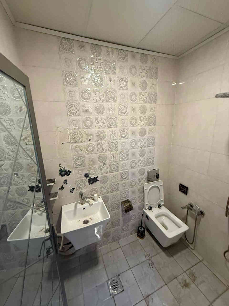 #للايجار______في______السيديه

بيت مساحه  70 متر يتكون من مدخلين 

وغرفتين  نوم مطبخ صاله خدمات صحيه عدد  2 وكراج

#الايجار مليون 

للاستفسار الاتصال على الارقام التاليه

***********

***********
