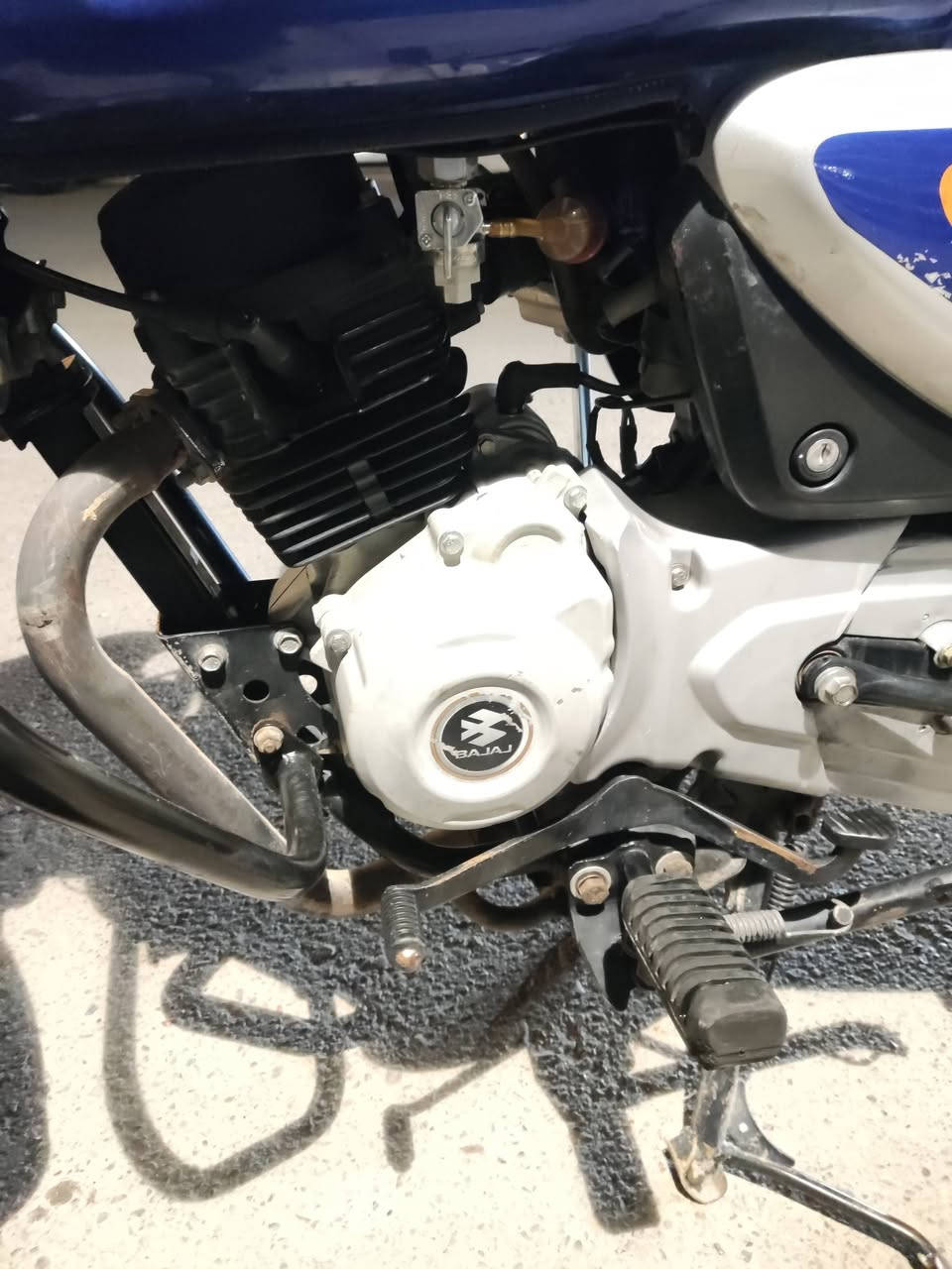 دراجة بوكسر مرقم لوحات انكليزي بأسمي موديل 21 نازلة بال23 مكينة خرسة لا تنقيص ولا تبخير تراي وين ما تريد مدوشمه كشن طبي+زنون سعرها 1900 متوازي عل بيعتها مكاني بغداد الكريعات ***********
