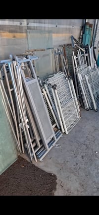 عارضات ملابس • سلات مستعملة