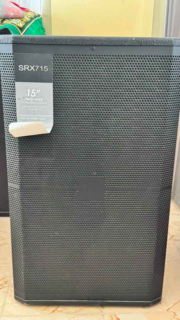 🔊 للبيع زوج سبيكرات SRX-700 قياس 15 إنج 🔊
للبيع زوج سبيكرات SRX-700 بحالة ممتازة جدًا، استخدامهن قليل جدًا، وبعد الشراء بقن مهمولات وما مشتغلات إلا لفترات بسيطة.

✅ قياس 15 إنج
✅ صوت نقي وقوي وراقي جدًا
✅ أداء ممتاز بالترددات الواطية والعالية
✅ يرهمن مونترات على المسرح، ويرهمن عموديات للصوت الخارجي والمجالس والمواكب 
✅ حالة نظيفة وخالية من الأعطال

اللي يدور على صوت احترافي وجودة مضمونة، هاي فرصة مناسبة بسعر مناسب.

📞 للاستفسار والمراسلة على الخاص.
***********
