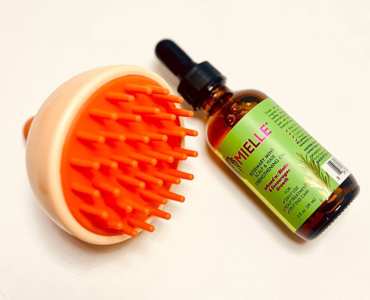 💚 ✨ زيت إكليل الجبل مع جهاز ديرما رولر✨💚
💚✨  سيروم منع تساقط الشعر ويحفز على نمو الشعر الأصلي .
💚✨ يعيد الصحة والحيوية للشعر الباهت .
💚✨ يمنح الشعر اللمعان والتغذية
💚✨ يحتوي على اهم المواد المغذية .
💚✨ زيت اكليل الجبل ، زيت اللوز الحلو زيت اللافندر الالوفيرا ، فيتامين C ، بايوتين .

💚✨ مع ديرما رولر للعناية بالشعر ✨💚
 #Derma_roller_system   

💚✨ تكثيف الشعر وتقوية الدورة الدموية في فروة الرأس اوايضا لحية
💚✨كما يعمل على تحفيز إعادة نمو الشعر والتقليل من تساقطه
💚✨ يحفز إنتاج الهرمونات التي تساعد على تقوية بصيلات الشعر وانتاج بصيلات شعر جديد


**إذا كنت صاحب هذا الإعلان وتريد حذفه لأي سبب، رجاءا أرسل رسالة إلى الدعم الفني**