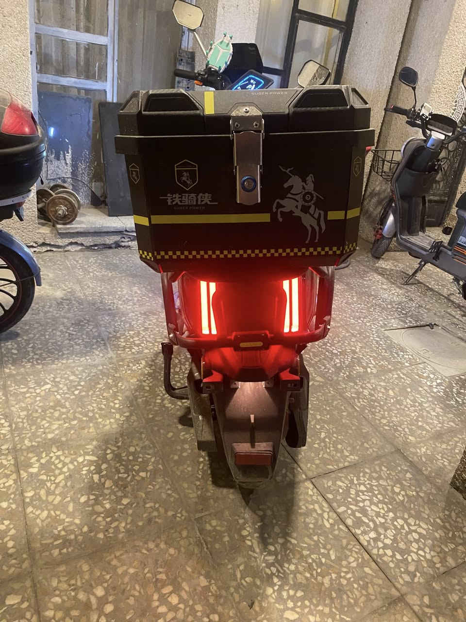 السلام عليكم من رخصة الادمن المحترم
دراجة صاعقة للبيع 2026 

4 كير 

سرعة 75 حقيقي 

مثبت سرعه 

مانع تزحلق 

انارة led 

6 باتري المسطره 

صندوق اضافي واسع 

بريكات دسكات 

دراجة جديدة كلش مصار كم شهر من جبتها نظيفة جدا ومحافظ عليها وشحن منتظم 

سعرها 850 الف وبيها مجال للطيبين 

مكاني بغداد / العامرية 

***********
