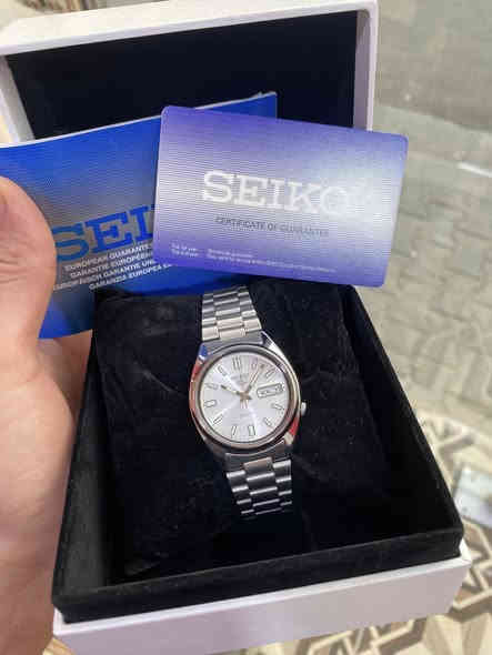 #SEIKO 5 
#سيكو 5 ياباني آصلي كامل المرفات وكالة 
جديد غير مستخدم 
موديل SNXS73K
اوتو ماتك 21 حجر 
قطر 37.45
مقاومة الماء 30 متر 
ارقام لامينوس 
السعر جدا طيب الحجز او اي استفسار خاص 
او واتساب ***********
يوجد توصيل داخل وخارج العراق
