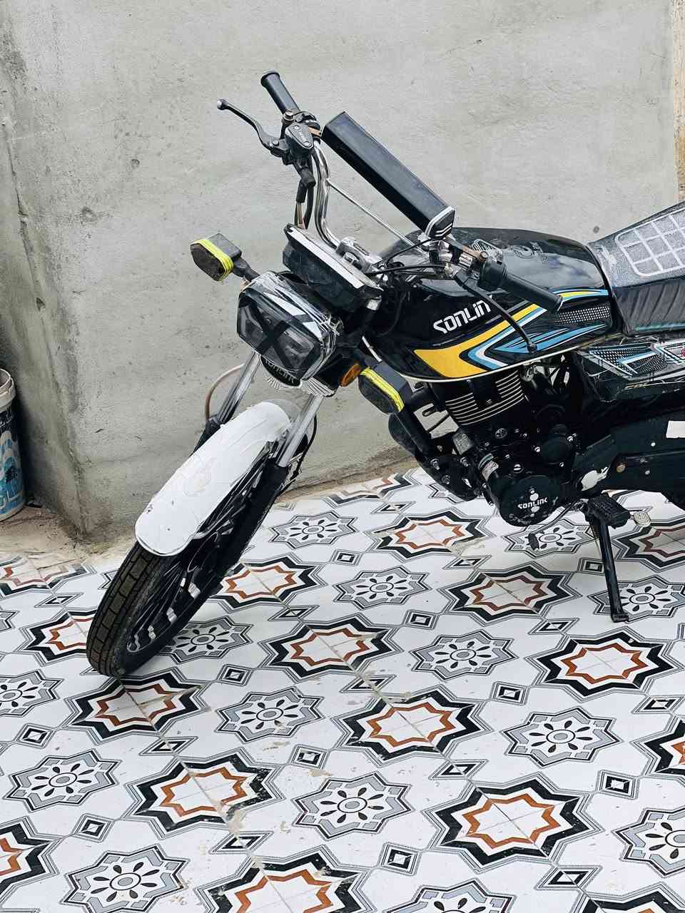 يا الله السلام عليكم دراجة البيع سيفان موديل ٢٥ مكفوله كفاله عامه أوراق كامله الدراجه جديده وحلو مكينه ٢٠٠ وشرط انضف من الصوره كهربائيات سلف كله شغال بشرط انضف من الصوره السعر ٧٢٥ وبيه مجال الشراي يتصل وبيه خير ويدلل***********
