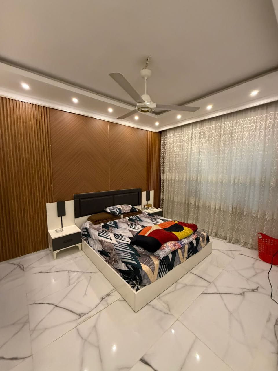 بيت ركن للبيع مجمع كنجان
بيت ولا اروع وتفاصيل راقيه وموقع مميز✨
يتكون من كعده خارجيه 🏡
واستقبال والمطبخ حار و بارد 
و ٦غرف نوم وبيها ١٠ مجموعة صحيات 
ومزبح وحديقتين و الواجها تجي مرمر 
للتفاصيل اكثر:
***********
