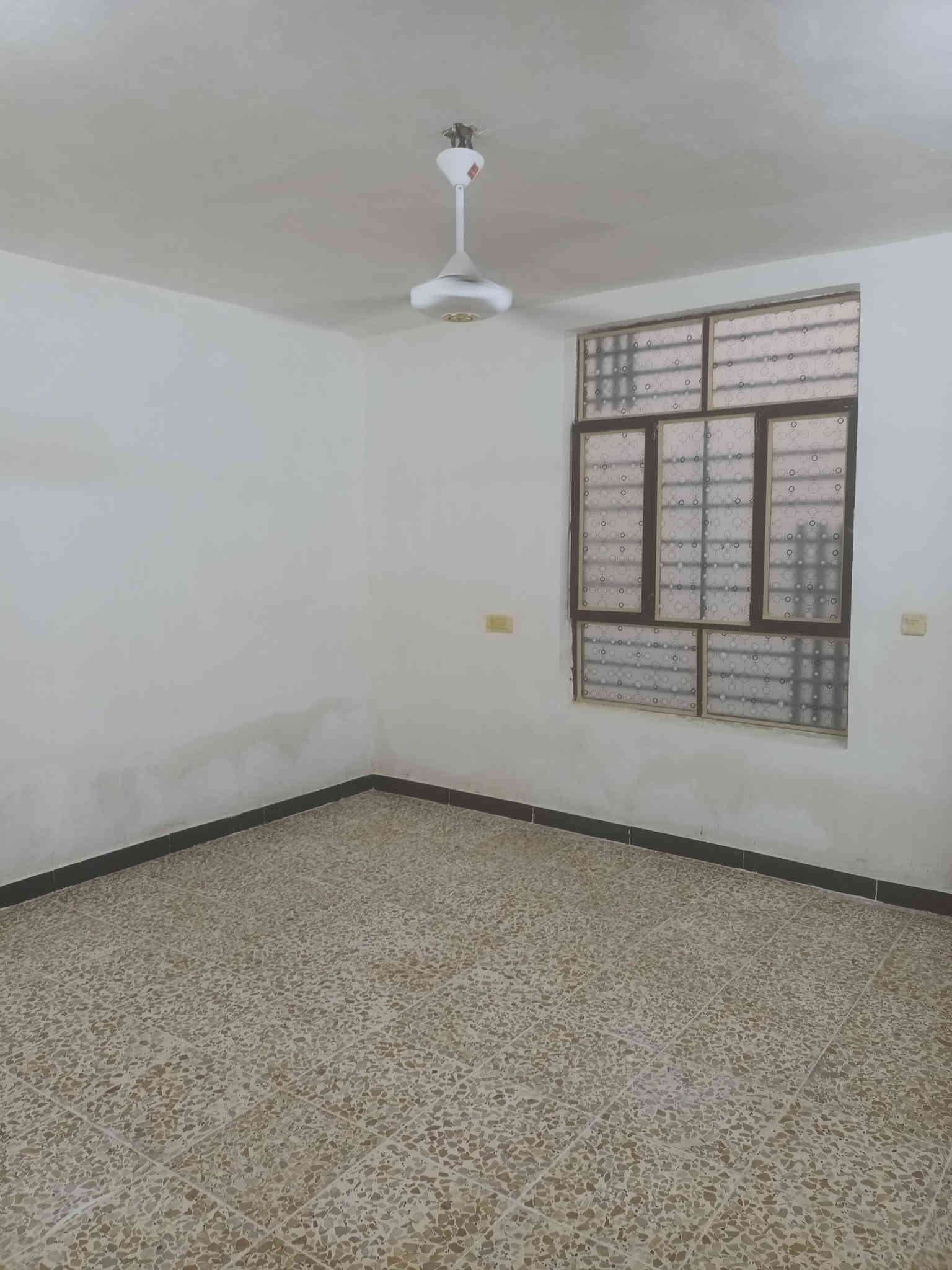 سلام عليكم مشتمل ١٠٠ م على ساحه بيت جديد كلش مناقص اي شي العنوان الحسينيه خدمات مصقط بل ١١ على ساحه الشويلات السعر ٥٥   ***********
