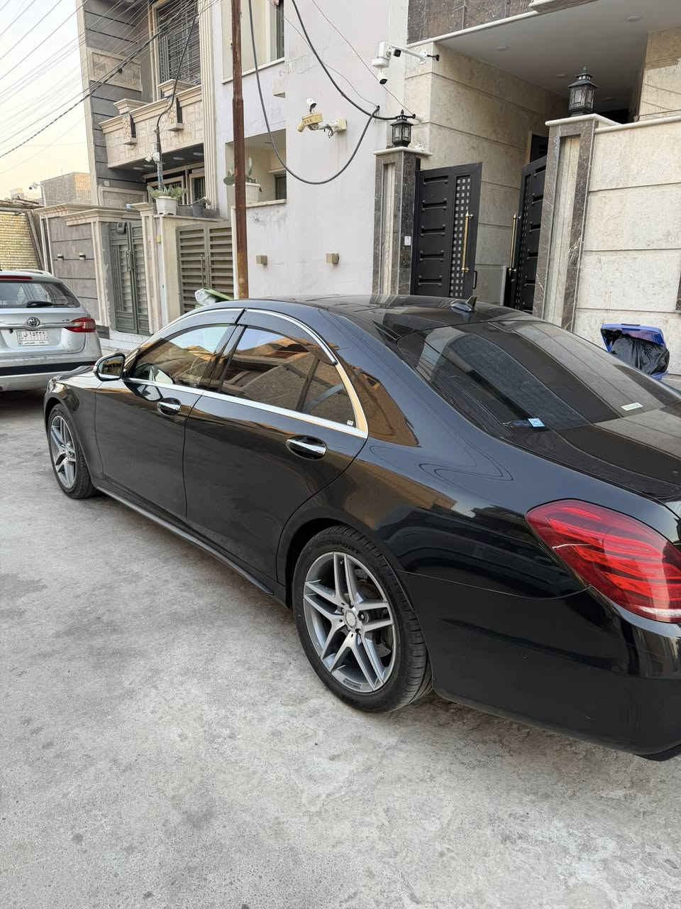 مرسيدس s400 موديل 2015 وارد يابان هايبرد
فول خمس فصوص رقم بغداد 
داتا شو 
بانوراما قطعتين 
عطر تبريد بلادي 
كشنات جلد تدفئه وتبريد 
جكات رفع السياره
كامرات 360 
مثبت سرعه 
رادار تعديل السياره عند الانحراف 
توقف ذاتي 
نقطه عمياء بلمري الجانبيه
جنطه كهرباء 
بيبان شفط 
شاشه اعطال 
مسجل 8 اقراص مع امكانيه تشغيل DVD صوت وصوره بلادي
وبعد هواي مواصفات الs المعروفه 
صبغ جاملغ خلفي اثر شخط بليابان الصبغ شغل درجه اولى 
مكان بغداد الغدير سعر 370$ او مراوس مع سياره عالية 7 راكب حسب القناعه
***********
