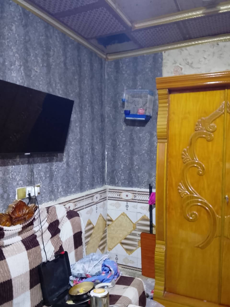 بيت حواسم قرب محكمه الكزيزه يتكون من 4غرف واستقبال + مشتل معزول غرفتين ماعلي ازاله سقف سندويج البيت كله سراميك الستفسار ***********
