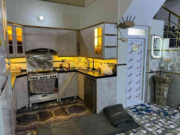 السلام عليكم
بيت 100م طابقين بناء جديد مطل على محرم
وجهه 5.75م ونزال 17ونص شارع 15م م ونافذ على 15
موقع مميز أمام الخدمات والمدارس المربع الذهبي 
يحتوي على استقبال وحولي مطبخ وغرفتين نوم مع 3صحيات بيت جديد ونظيف رقم العقار (1157)
العنوان حي الصديق ابي غريب قرب مجمع بدور السكني
مكتب ابو الخير للعقار 
*********** 
***********
***********
