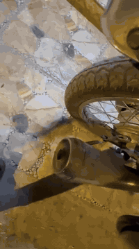 السلام عليكم دراجة ايراني شلامة اصلي مديل ٢٠٢٢.  (اوراق )بعدني ما مطلع رقم ولا سنوية دراجة حلوة ورزنة بل مشي دراجة مال جني تخبل وياها كلجات جدد بعدني ما شادهن وضفيرة جديدة بعدني ما شادها وغراضها القديمات تانكي هم وياها سعرها ٨٠٠ بيها مجال شي قليل. *********** مكاني ابي خصيب
