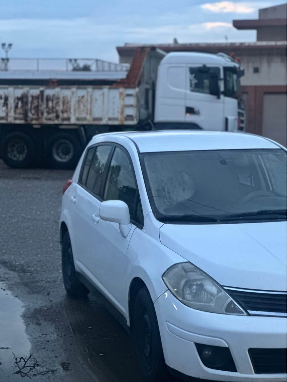 ***********
نیسان ڤیرسا ٢٠٠٩ تەنها چاملغی پێشەوەی بۆیاخە بەبێ ناوگرتن گێر تۆماتیک گێر مەکینە تەبرید تەقەو رەقە بەناو کردن هەموو شتی بەشەرت أربيل, العراق
