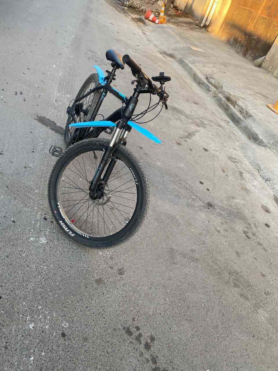 السلام عليكم
للبيع دراجه هوائيه 
هيكل كامل من الألمنيوم 
مخصص جبلي +سباقات 
7 نمر خلفيه +3 اماميه 
حجم 26 نوع البايسكل من شركه فلاش شركه معروفه 
حاله الدراجه الهوائيه جيد جداا
السعر 150 الف 
بغداد /الكراده 
***********
