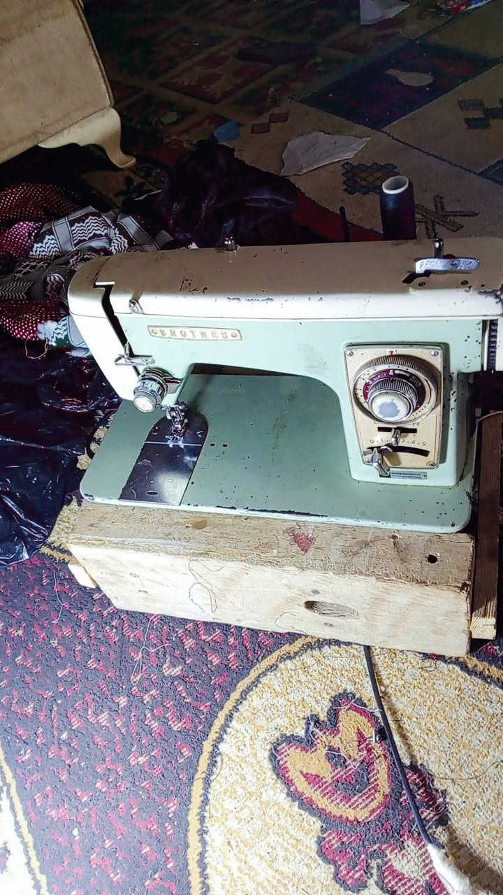 السلام عليكم مكينة خياطة للبيع براذر ياباني تشتغل تطريز  وا اوفر السعر 175 وبيهة مجال العنوان بغداد النهروان التصال ***********

