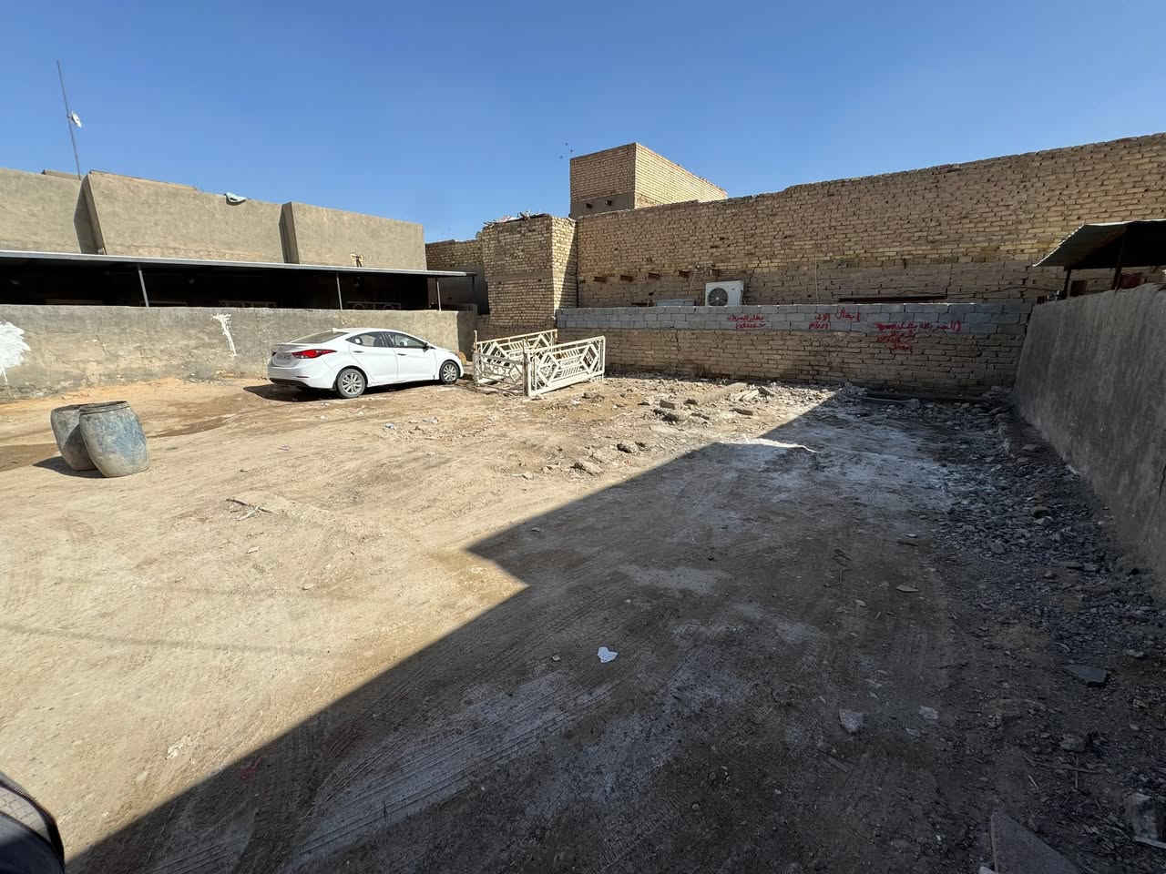 السلام عليكم عندي قطعه ارض للبيع المساحه الكليه 170 متر طابو زراعي سند 25 تحويل مباشر باسم المشتري متوفره كل الخدمات الورديه سيف سعد قرب حسينيه اهالي البيت السعر 30 وبيها مجال الاستفسار مراجعه مكتب عقارات الحسام اتصل على رقم الهاتف ***********+*********** اخوكم ابو مومل
