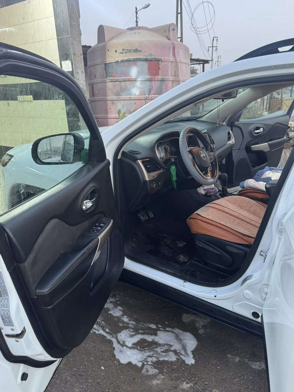 سلام وعليكم جيب شيروكي موديل 2017  رقم  ذي قار بسمي تحويل ثاني يوم مكينة 6 سلندر فور ويل سيارة جاهزة من مكينة وكير حدادية تخم تاير  وتخم دسكات ماتصرف علية  فقط بس غاز تبريد  منضومة التبريد كلة شخالة سيارة هزة ورقام وملسق جدد حادث السيارة فقط جاملغ الامامي شطح بدون دواخل ولا شواصي ولا لغد فقط يرباك البردة طاك  علمن انة سياره للبيع واذ مراوس بعد احسن شرط مراوس بجيب شيروكي احدث من ال2020  وفوك فقط يكون المحرك  6سلندر لحاب يشتري او يراوس  هاذ رقمي بية واتساب*********** تصل وتدلل
