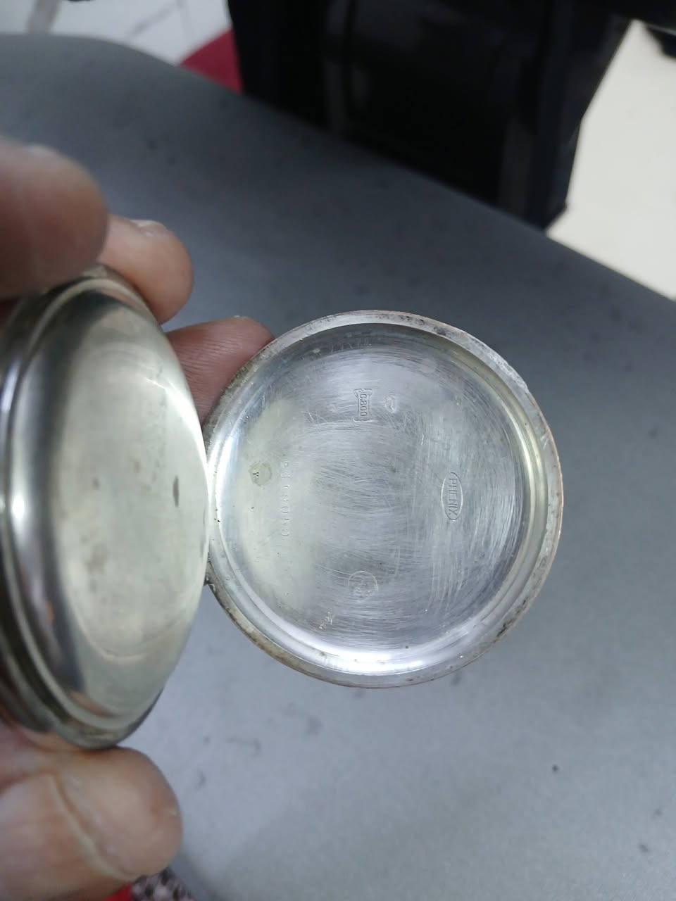 ساعه جيب للبيع فضه وذهب عيار 800 مينه سيراميك عمرهه اكثر من 100عام السعر علخاص ***********
