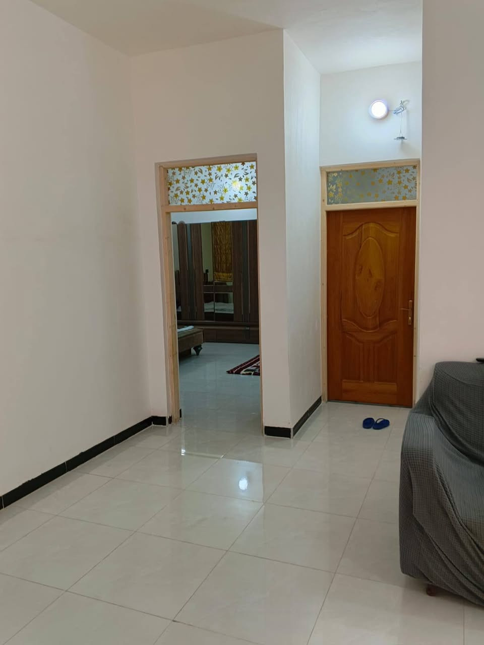 بسم الله على بركه الله جيناكم بعرض مميز وحديث بيت للبيع مساحه 200متر البيت ركن العنوان الجمعيه الثالثه طابقين يحتوي ع ثلاث غرف صاله استقبال مطبخ حار مطبخ بارد صحيات داخليه و خارجيه  غرفتين جوا غرفه فوك قطعه ومقاطعه ماشين بي معامله للاستفسار الاتصال ***********
